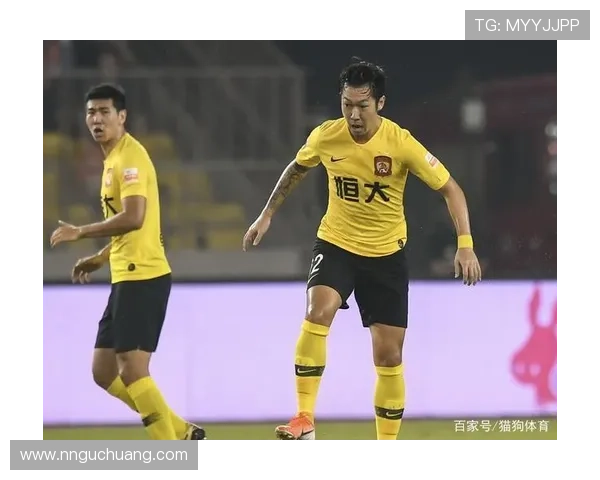 足球场上闪耀的星光夫妻：他们如何平衡事业与家庭的双重挑战